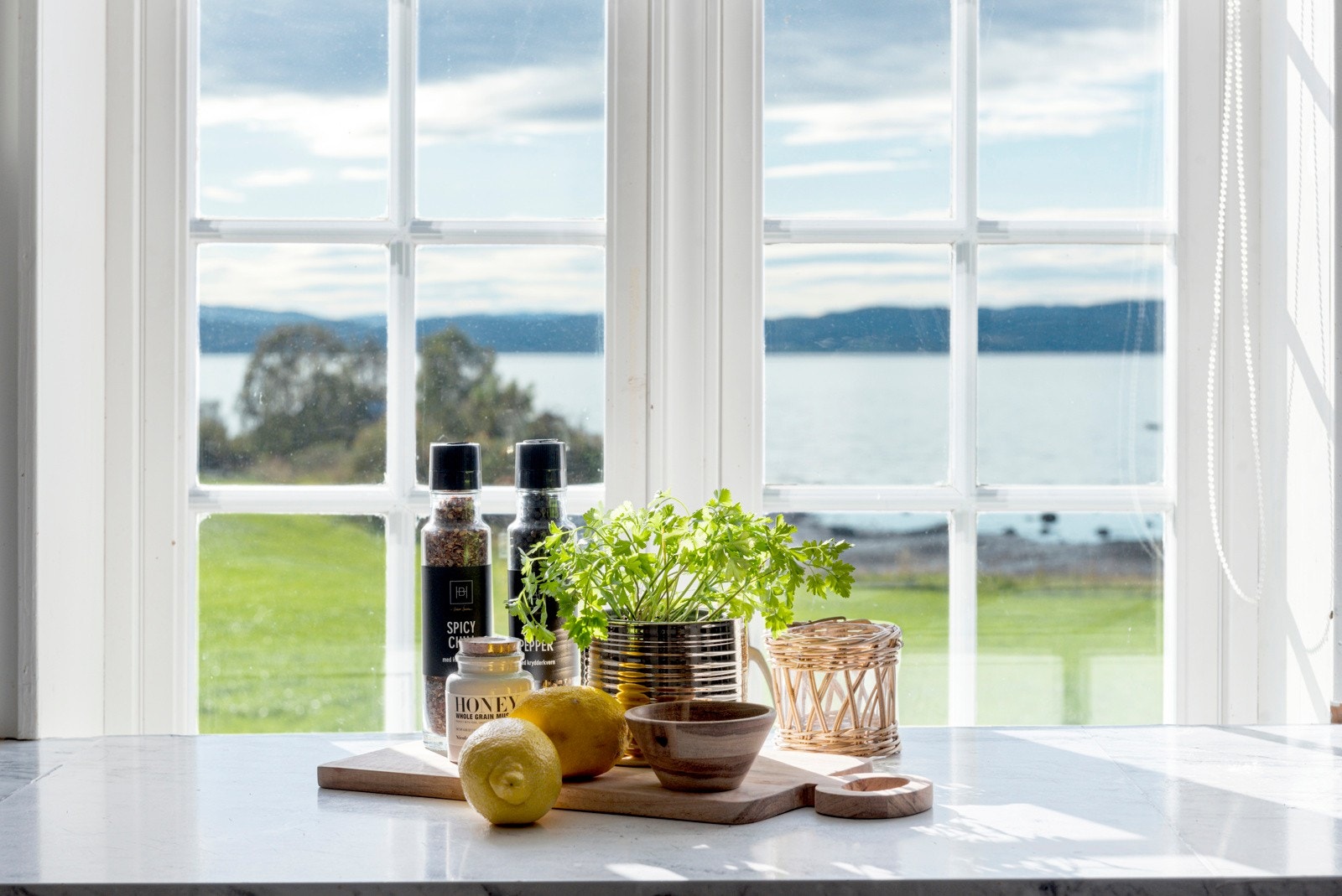 Her kan du nyte morgenkaffen med utsikt mot sjø og kulturlandskap Galleribilde