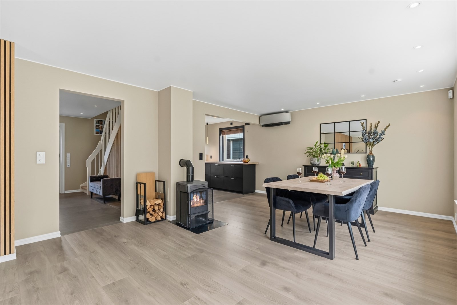 I tillegg har rommet en vedovn og varmepumpe, disse sikrer gode innetemperaturer hele året. Galleribilde