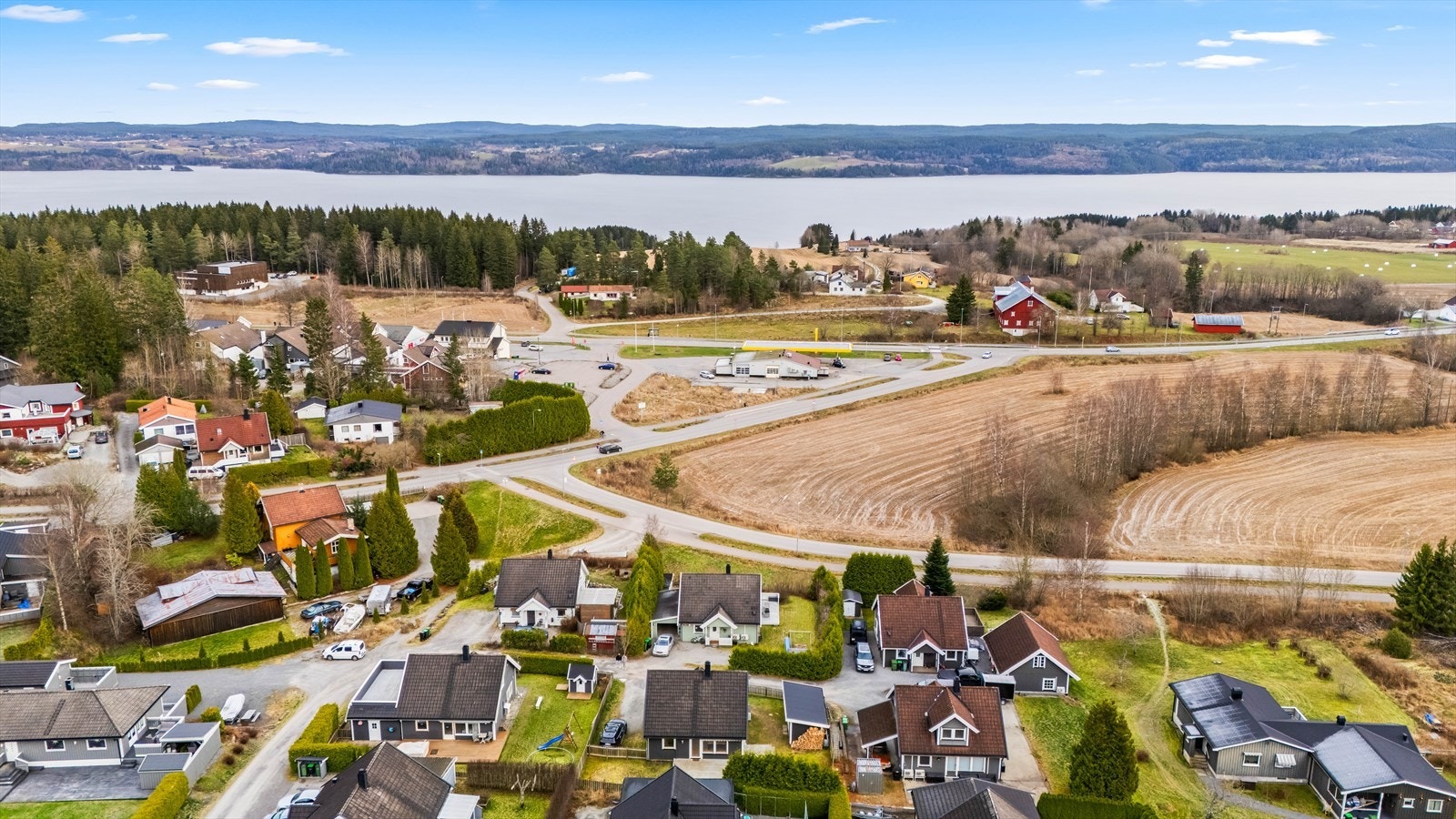 Boligen ligger i et meget barnevennlig, etablert og rolig boligområde på Flateby i Enebakk kommune. Galleribilde