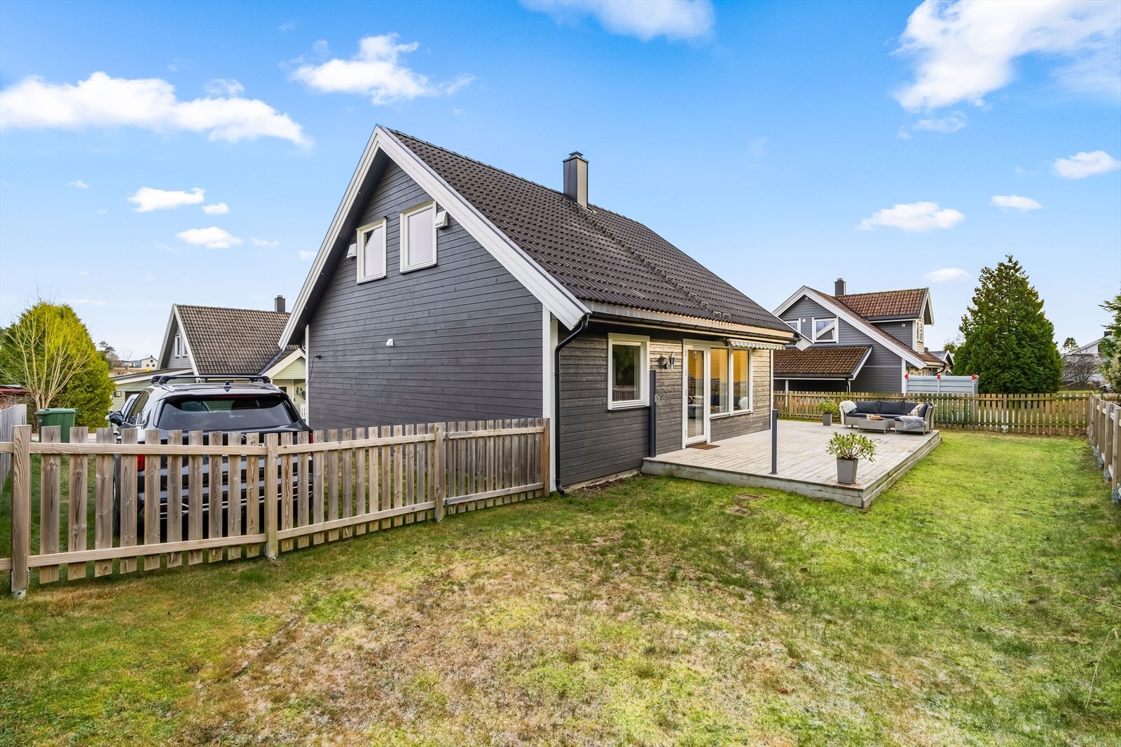 Inngjerdet hage opparbeidet med gressplen. Galleribilde