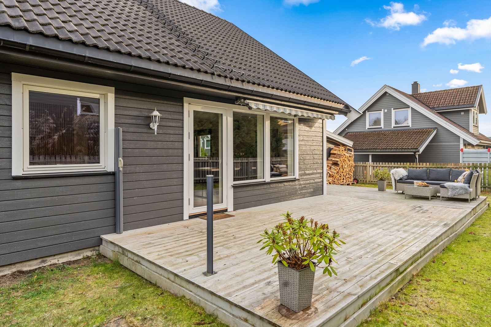 Terrassen er på 38 m², og har god plass til flere sittegrupper, samt grill. Galleribilde