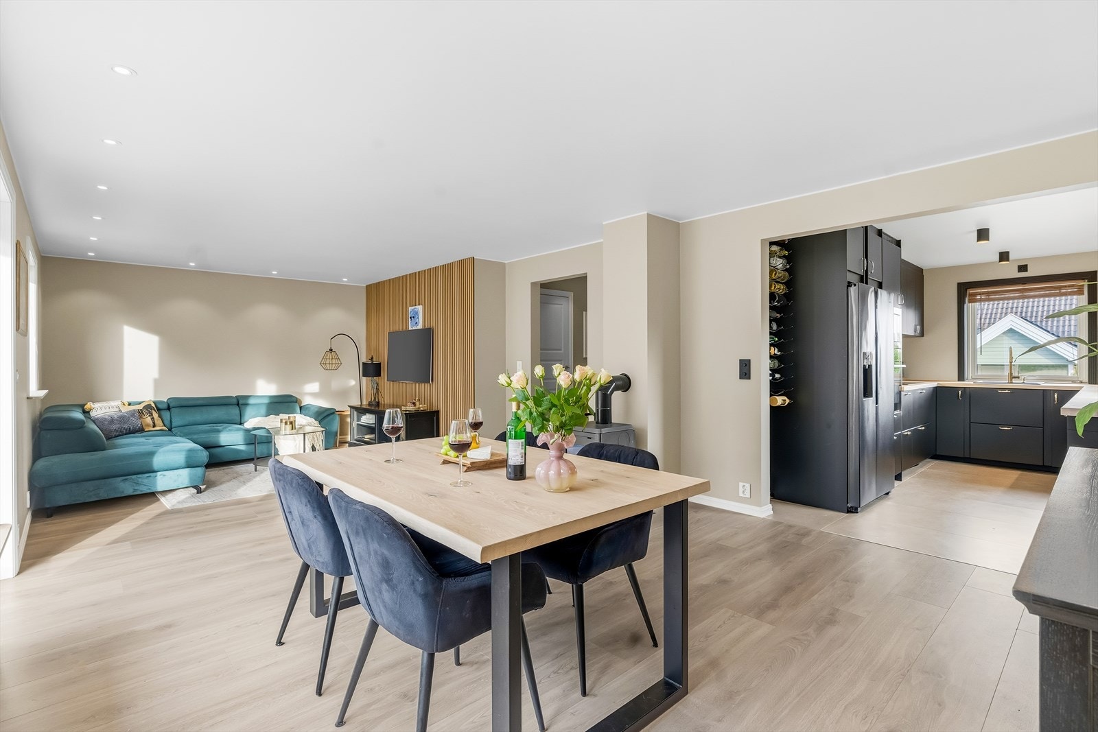 Rommet har store vindusflater som slipper inn rikelig med naturlig lys fra flere himmelretninger. Galleribilde