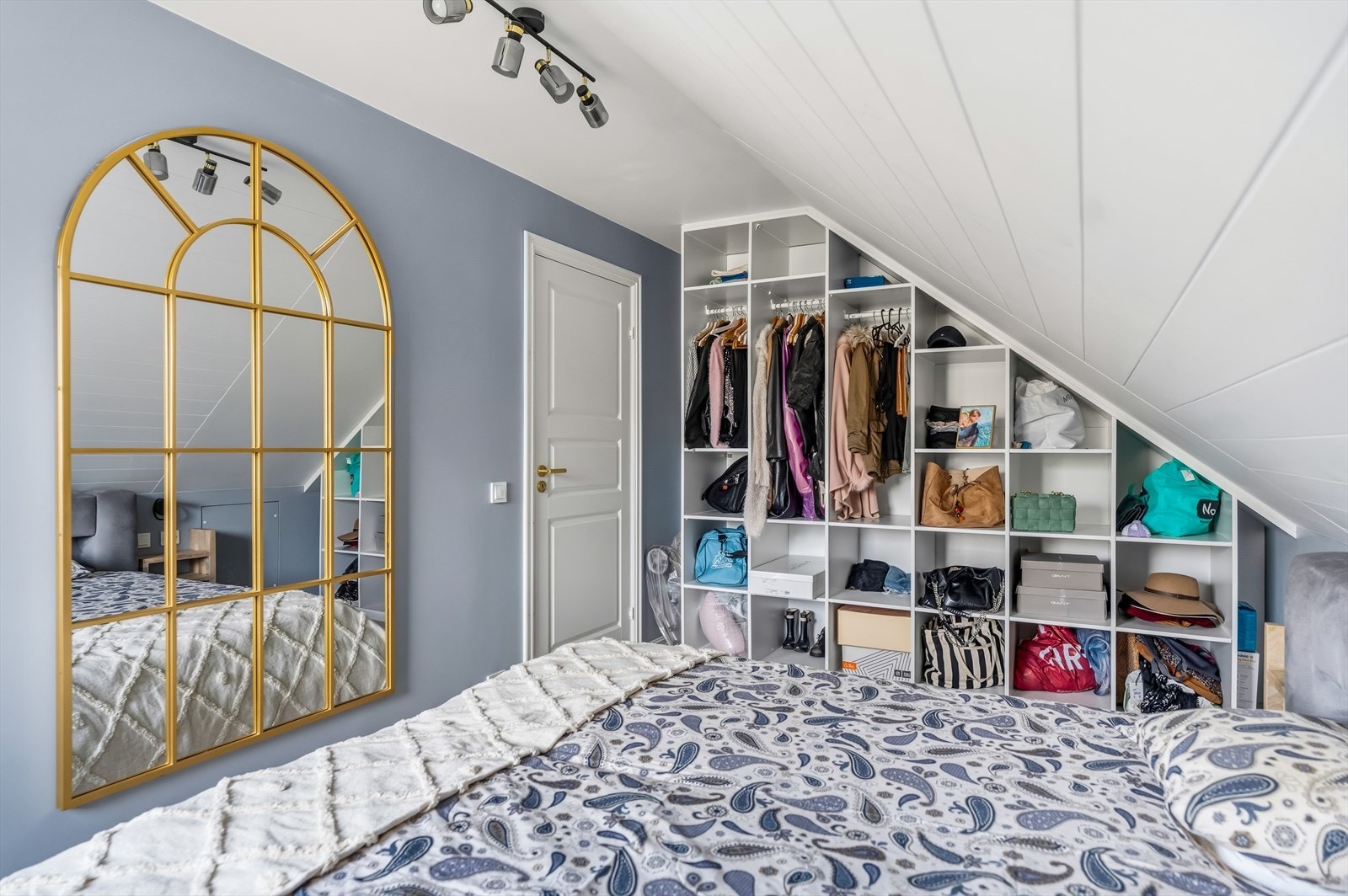 Videre er det plass til garderobeløsning. Galleribilde