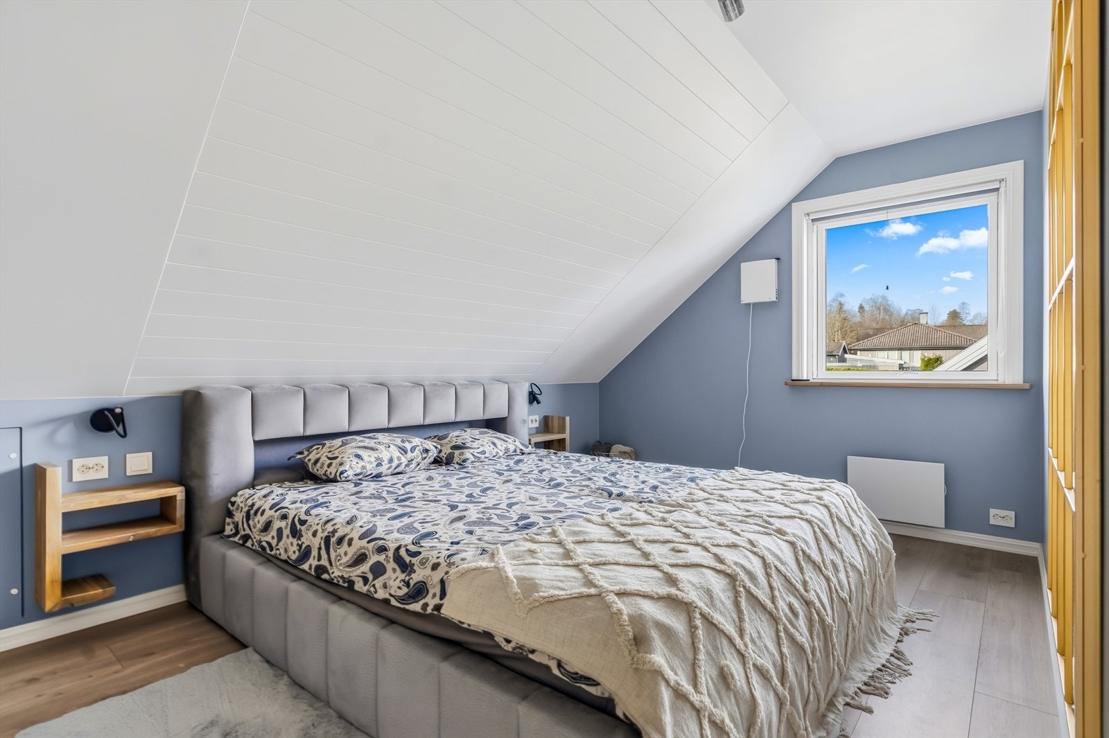 Etasjen har tre soverom. Hovedsoverommet har plass til dobbeltseng med tilhørende nattbord. Galleribilde