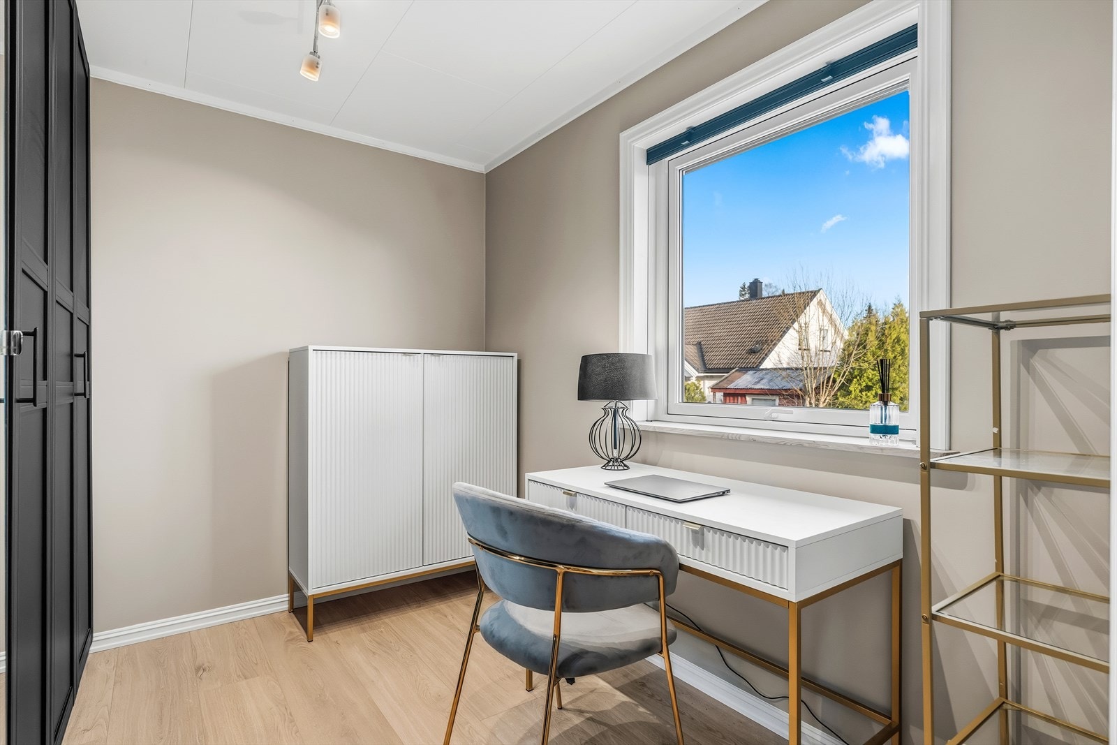 Etasjen rommer ett soverom. Rommet har plass til seng, nattbord og skrivebord. I tillegg er det montert garderobeskap, og fordelerskapet er plassert her. Galleribilde