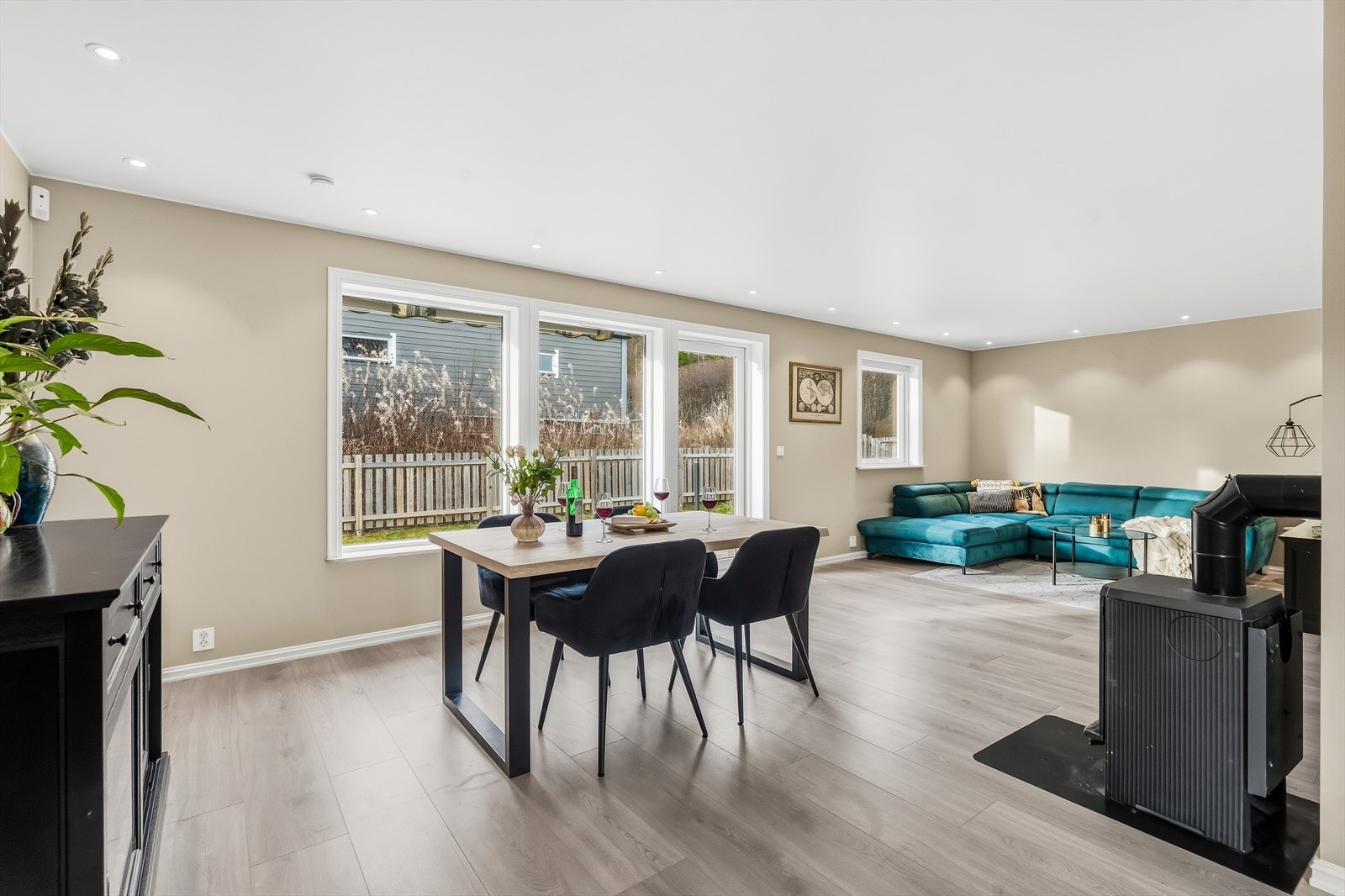 Stuen er av svært fin størrelse, med mange innredningsmuligheter. Galleribilde