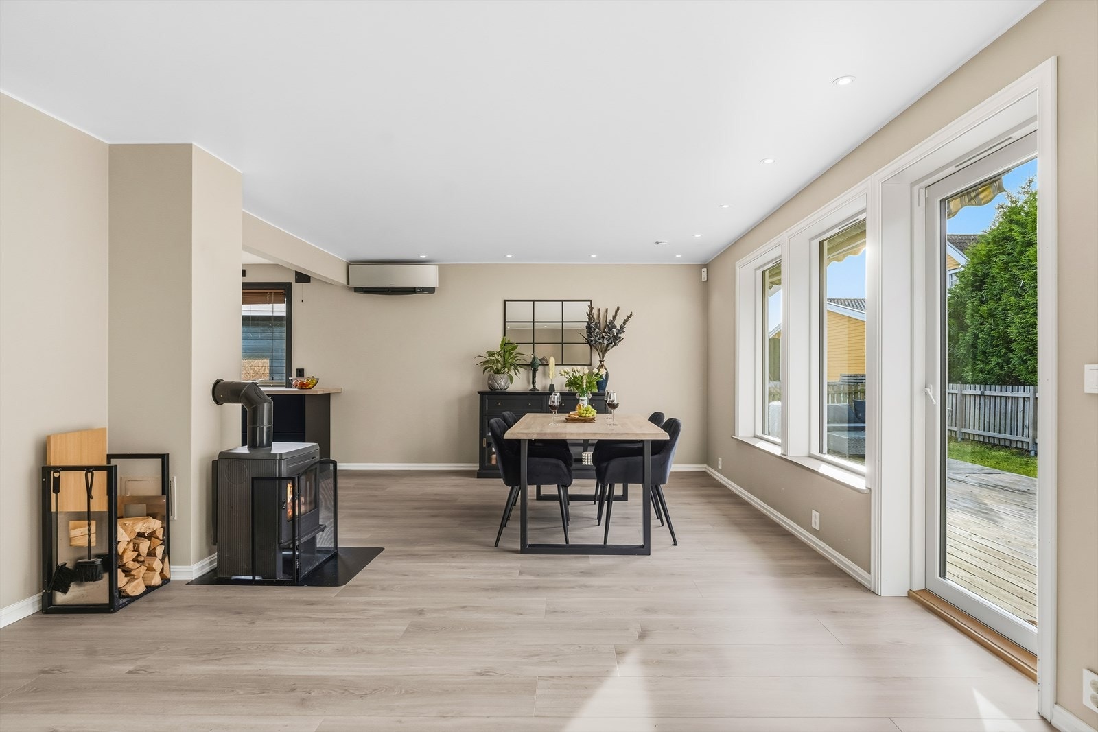 Dette er en velholdt og moderne enebolig over to plan, med familievennlig beliggenhet på Flateby. Galleribilde