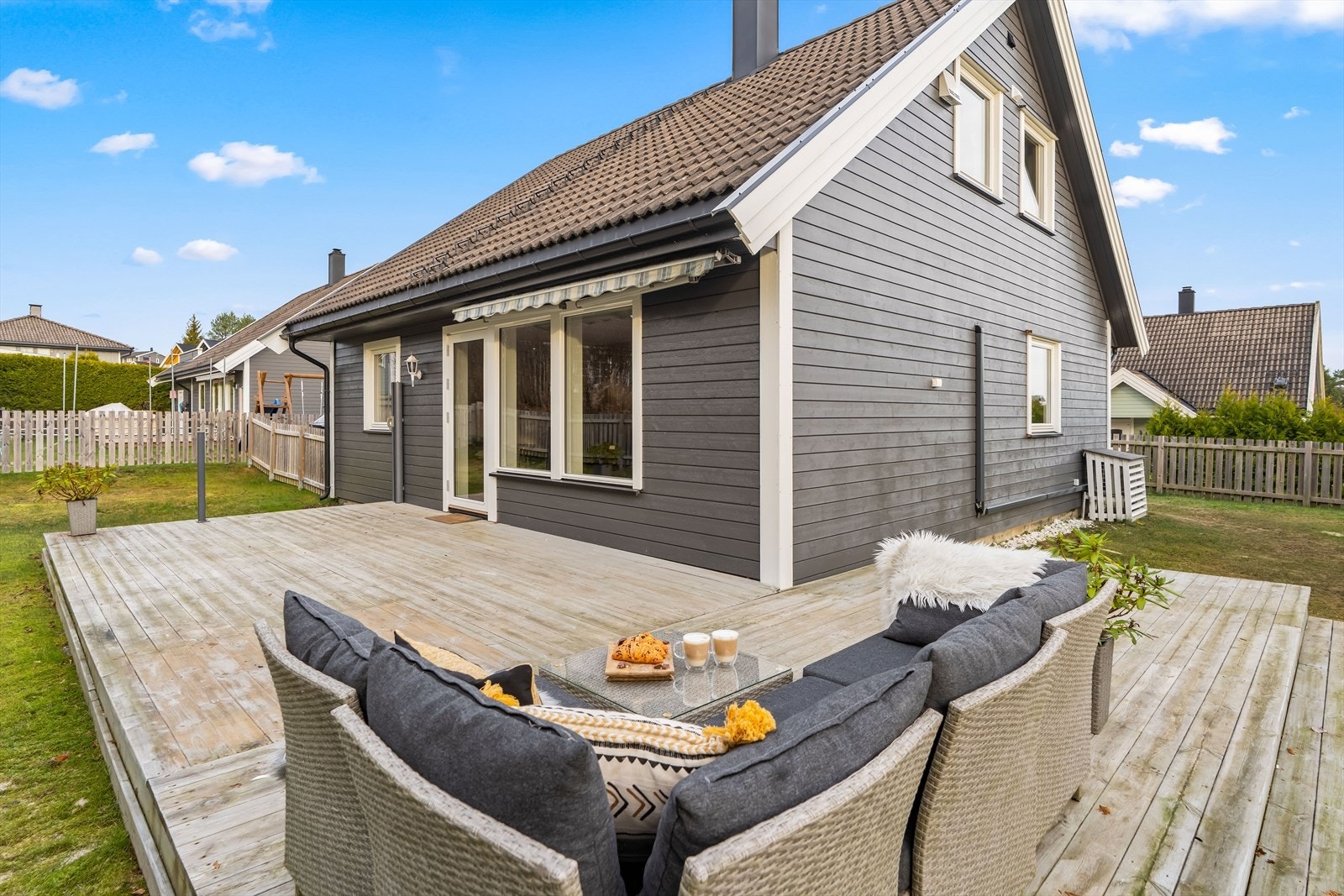 Det er montert solskjerming på terrassen. Galleribilde