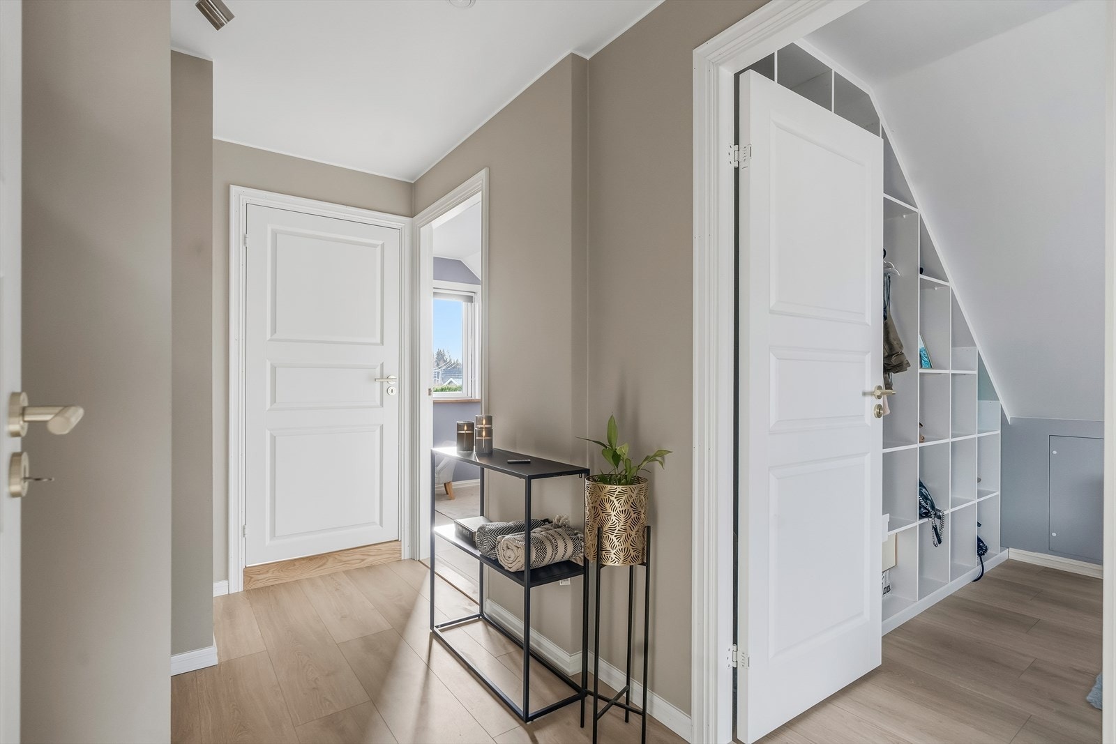 Fra trappen kommer man opp i en lys gang. Galleribilde