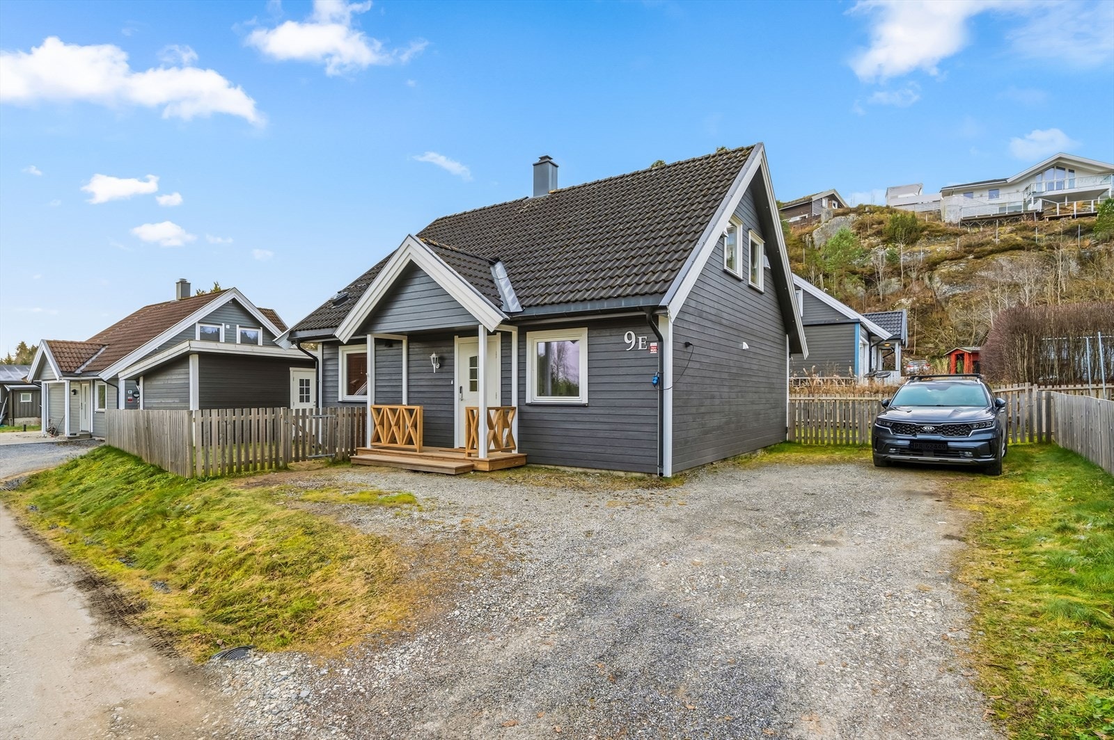 Det er plass til biloppstilling på gårdsplassen. Galleribilde