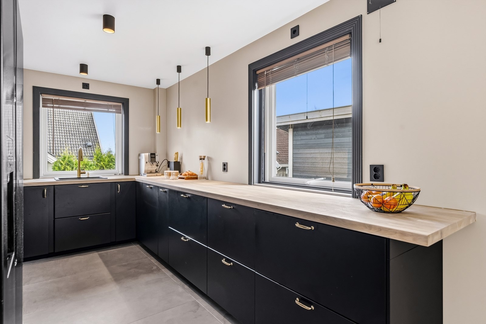 Her er det lagt flis på gulv og malt overflate på vegger, samt malt overflate i himling. Galleribilde