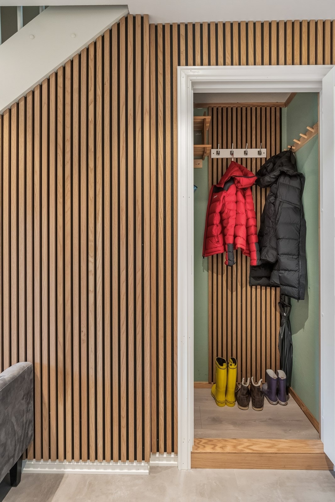 Det er blitt etablert en smart bodløsning under trappen, hvor det er plass til å lagre yttertøy og sette fra seg sko. Galleribilde