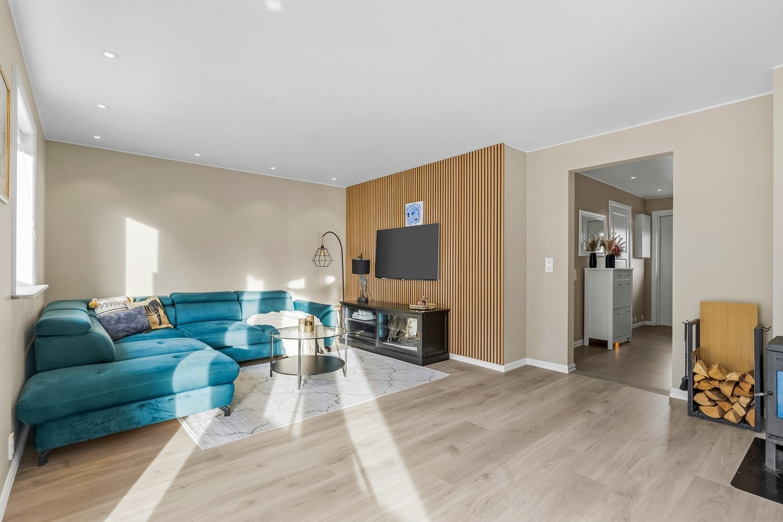 Rommet har laminat på gulv og malt overflate på vegger, samt downlights og malt overflate i himling. Galleribilde