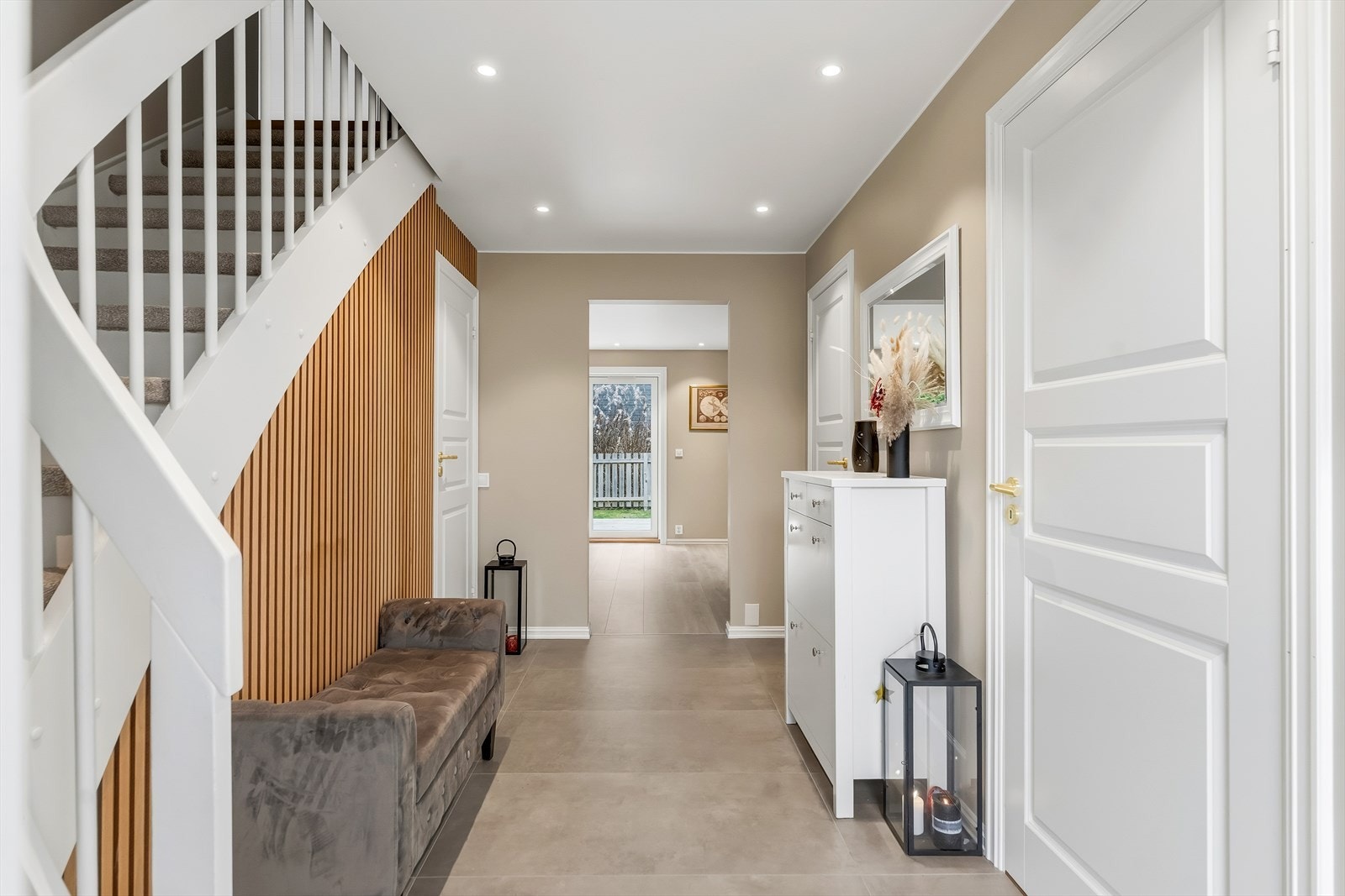 Velkommen inn! I entréen er det flis på gulv, og malt overflate og panelplater på vegger, samt malt overflate og downlights i himling. Det er lun gulvvarme. Galleribilde