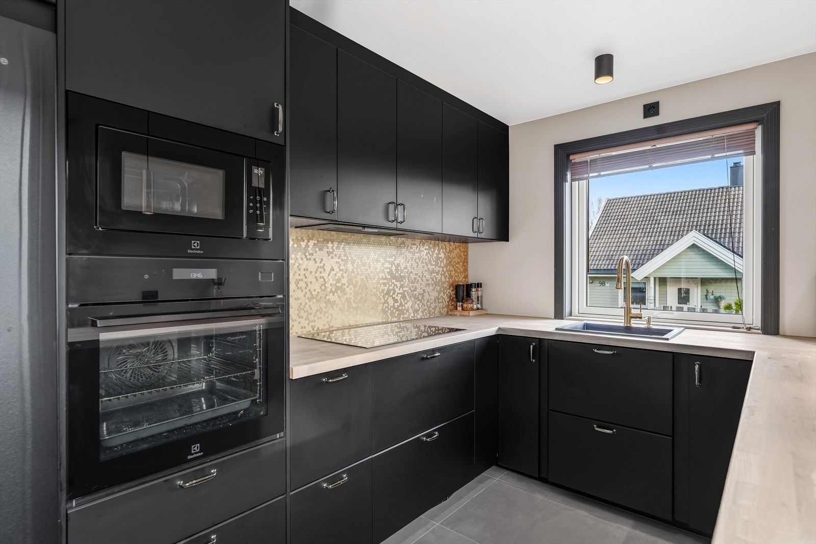 Innredningen har sorte slette fronter, samt benkeplate i tre. Det er integrert mikroovn, oppvaskmaskin, platetopp og stekeovn i innredningen. Galleribilde