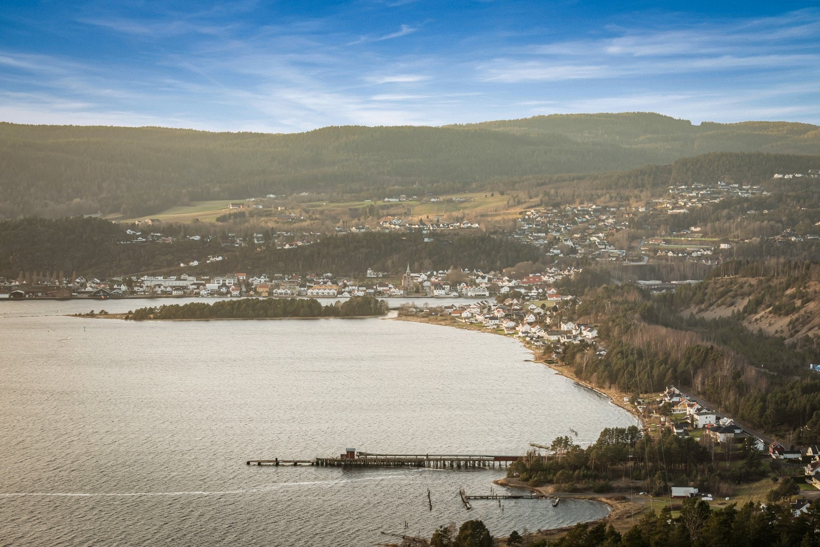 Fantastisk utsikt fra takterrassen mot Svelvik. Galleribilde