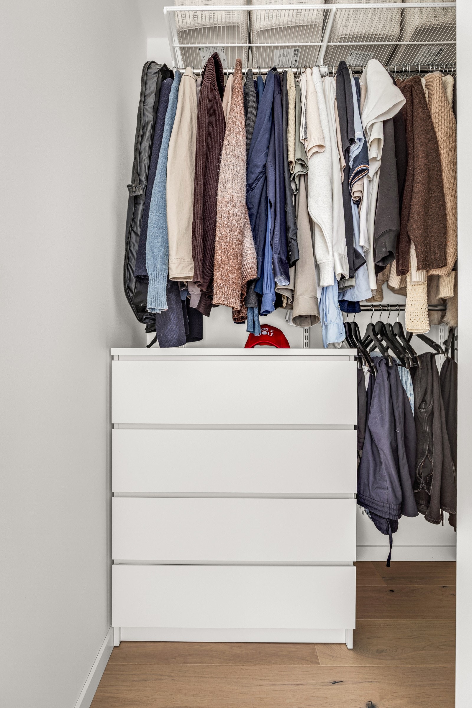Praktisk teknisk rom/walk-in-closet i forbindelse med soverom 2. Galleribilde