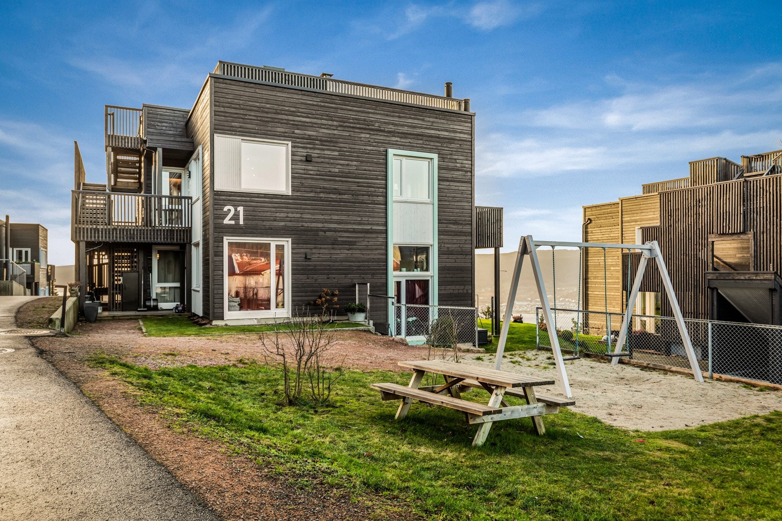 Fellesområde med lekeplass for de små like utenfor døren. Galleribilde