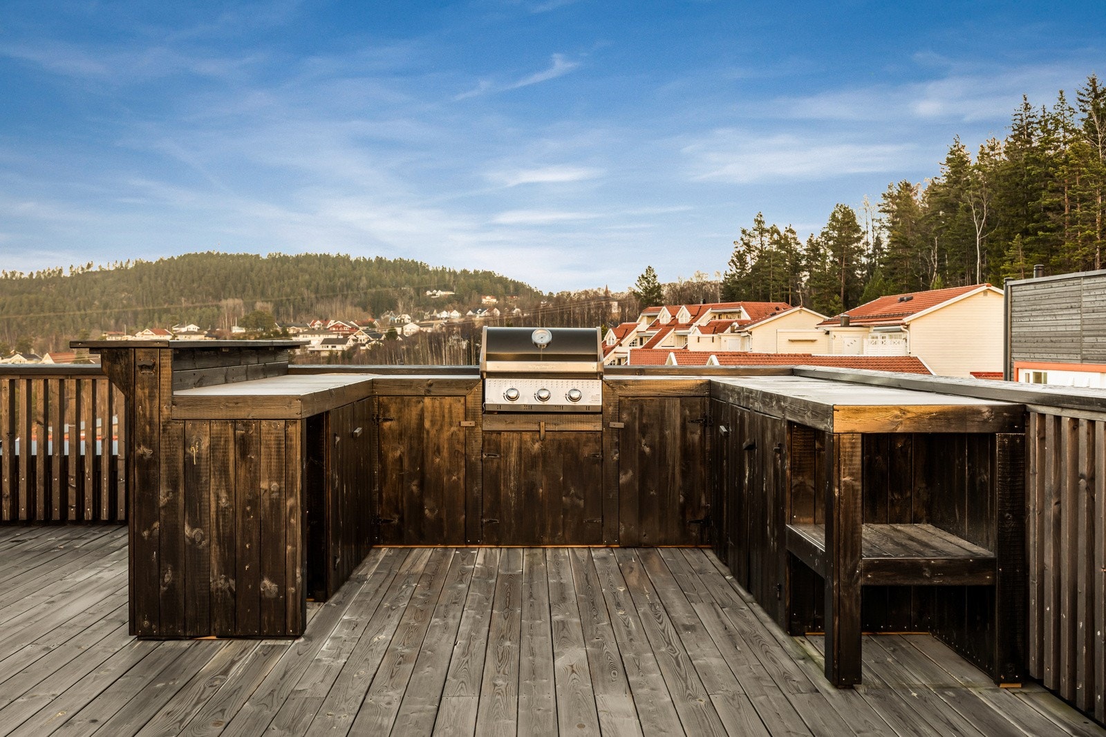 Fint utekjøkken med benkeplass og lagrinsplass. Galleribilde