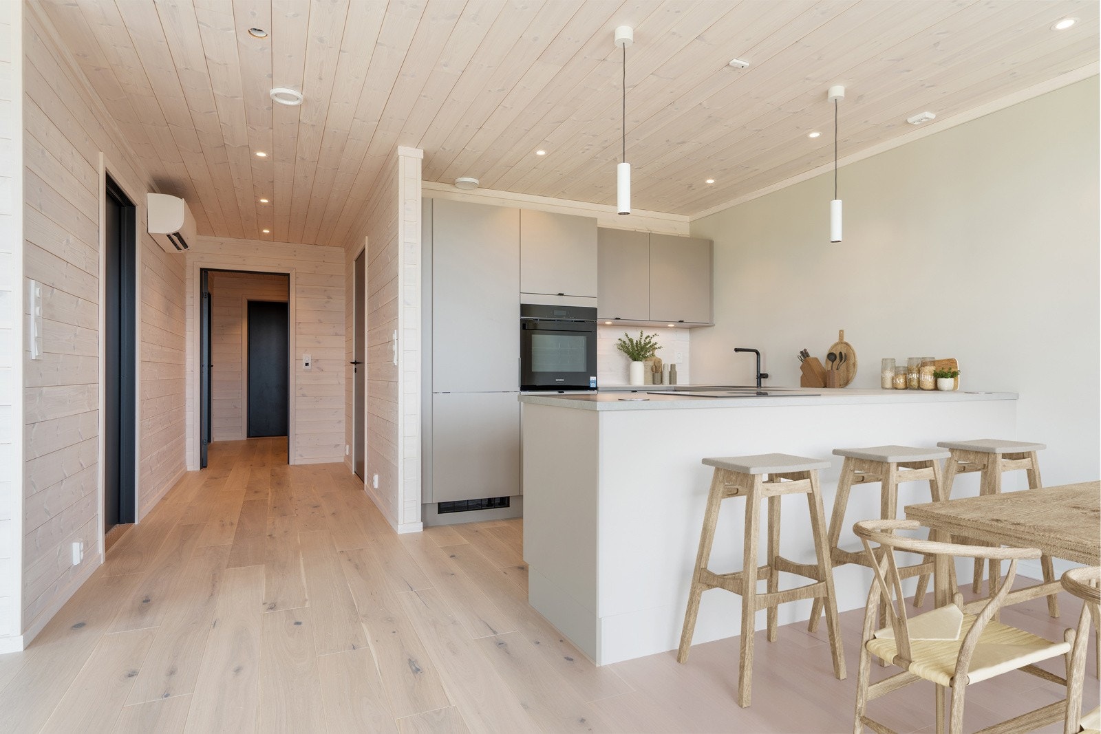 Kjøkkenet, levert av HTH og av modell Stockholm, er et perfekt valg for de som ønsker et innbydende kjøkken med varme fargetoner. Galleribilde