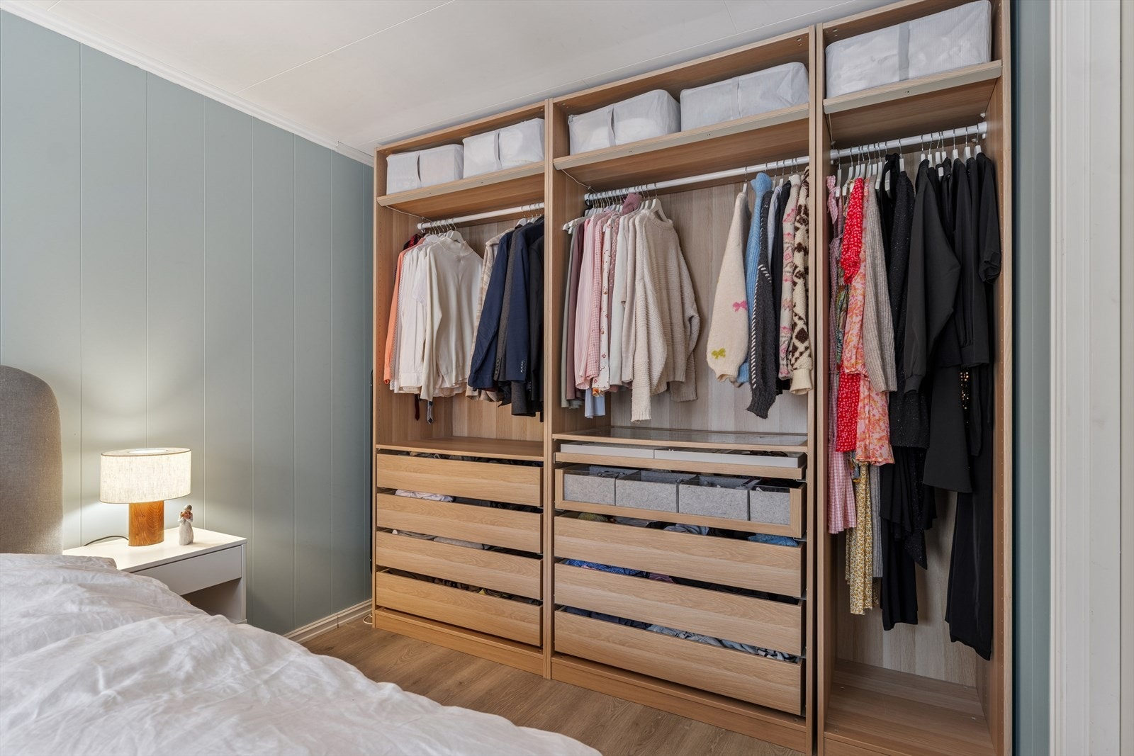 Den byr på godt med oppbevaringsplass for både hans og hennes tøy Galleribilde