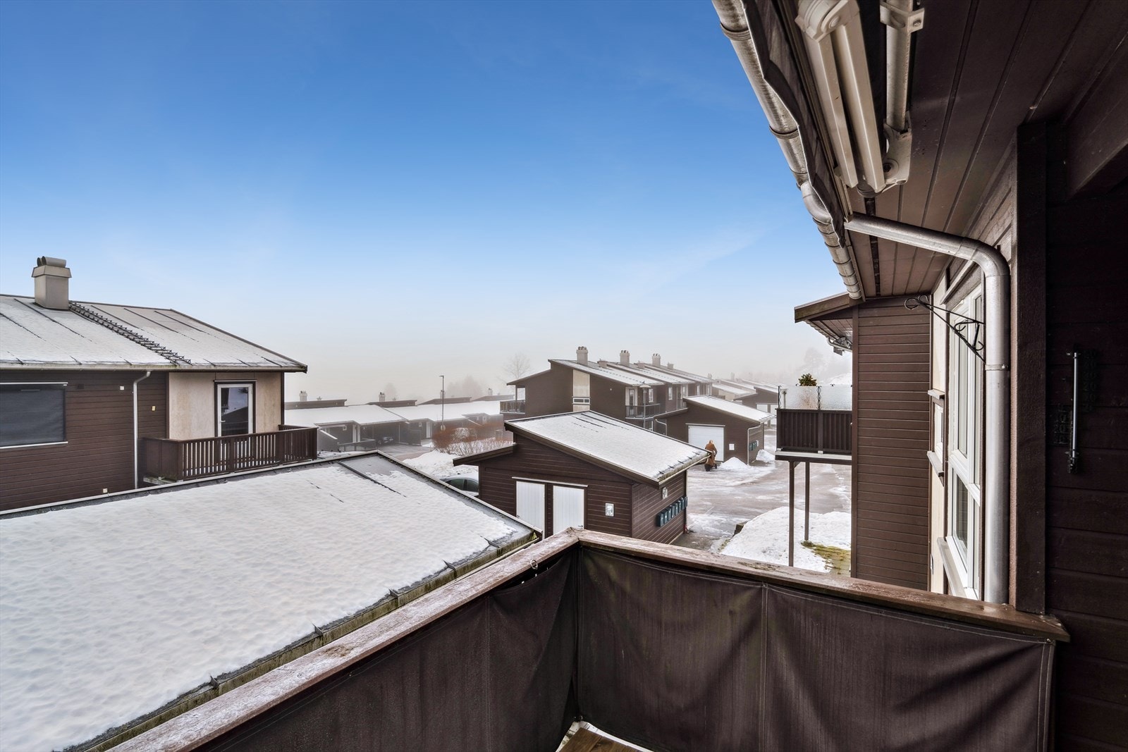 Tomten er felles i borettslaget og pent opparbeidet med kjøreveier, lekeplass og biloppstillingsplasser Galleribilde