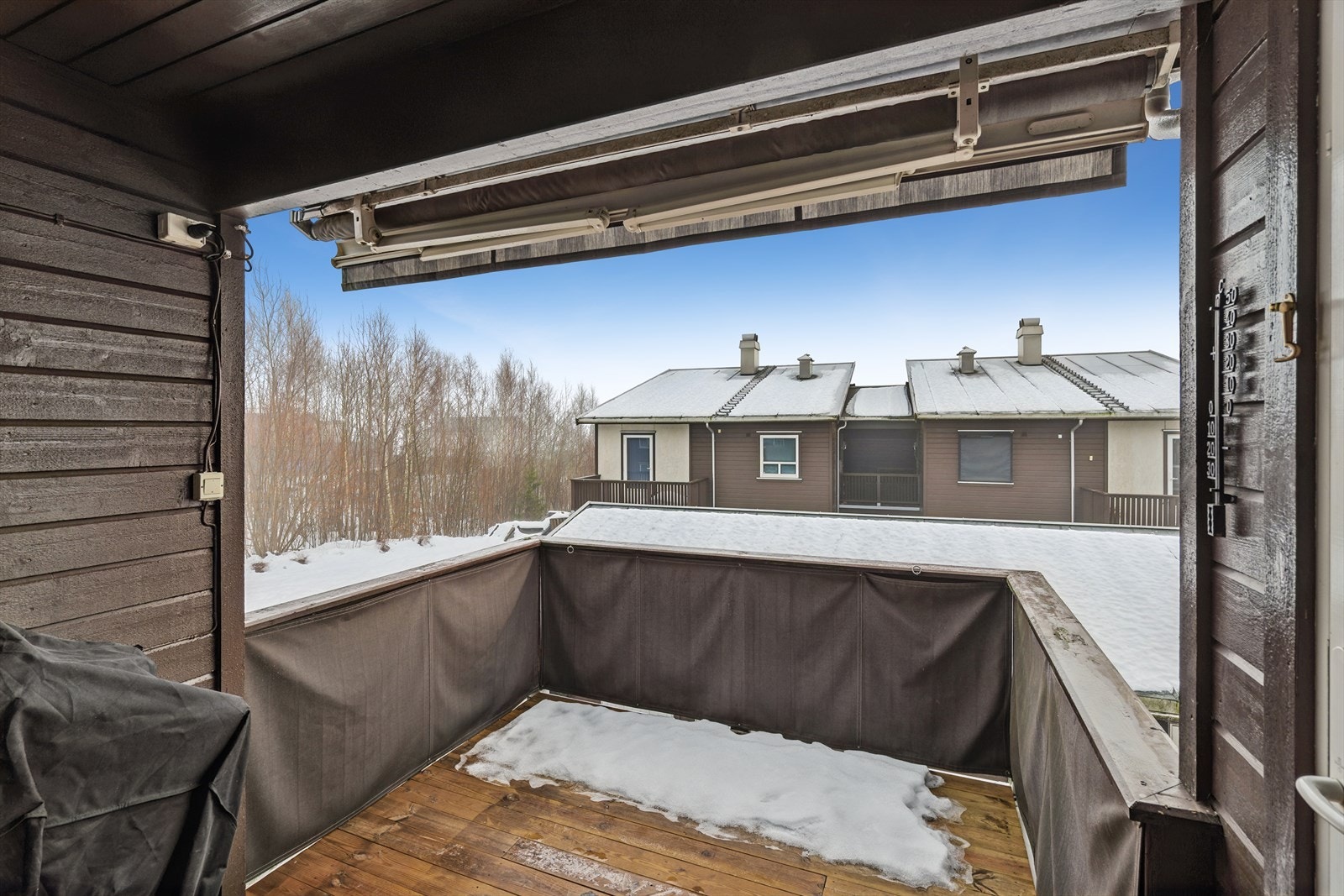 Verandaen er delvis overbygget og rommer enkelt terrassemøblement Galleribilde