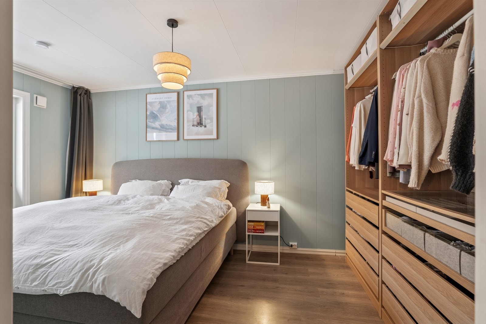 Soverommet er romslig og har langsgående garderobeløsning Galleribilde