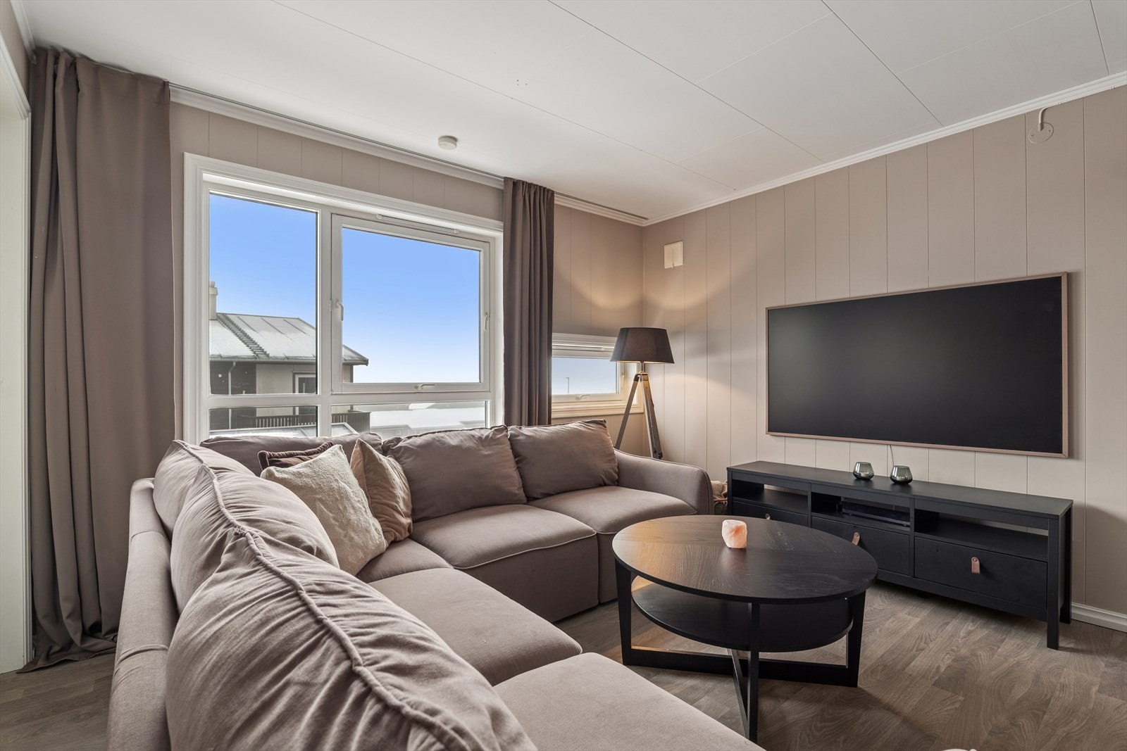 De store vindusflatene gir godt med naturlig lys Galleribilde