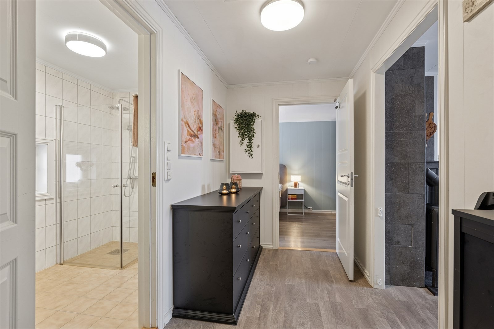 Det er adkomst til bad og soverom fra entrè Galleribilde