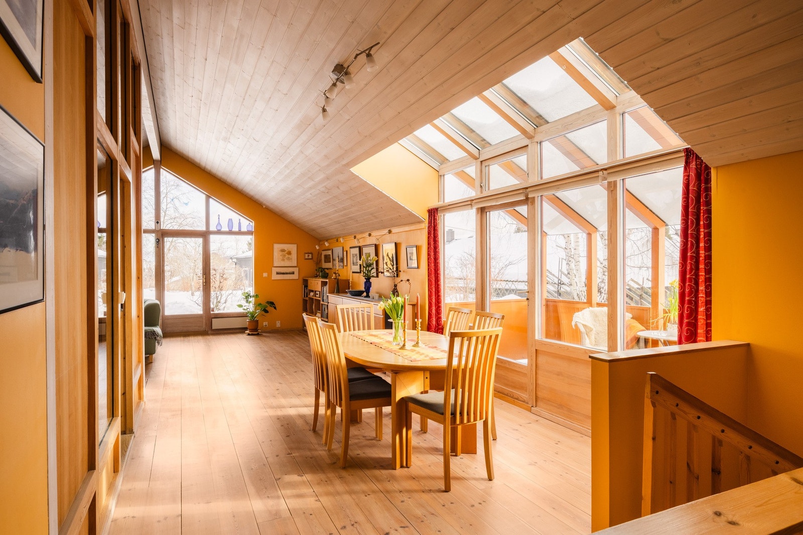 Boligen har et fantastisk lysinnslipp fra gode vindusflater, dette er en gjenganger i begge etasjer. Galleribilde