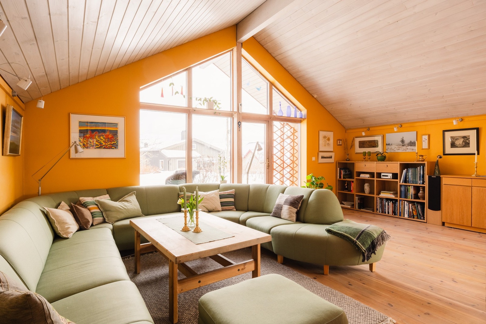 Stor stue med flott takhøyde og store glassflater som gir imponerende lysinnslipp. Her får du et rom som passer like godt til hverdagskos som til selskap. Galleribilde