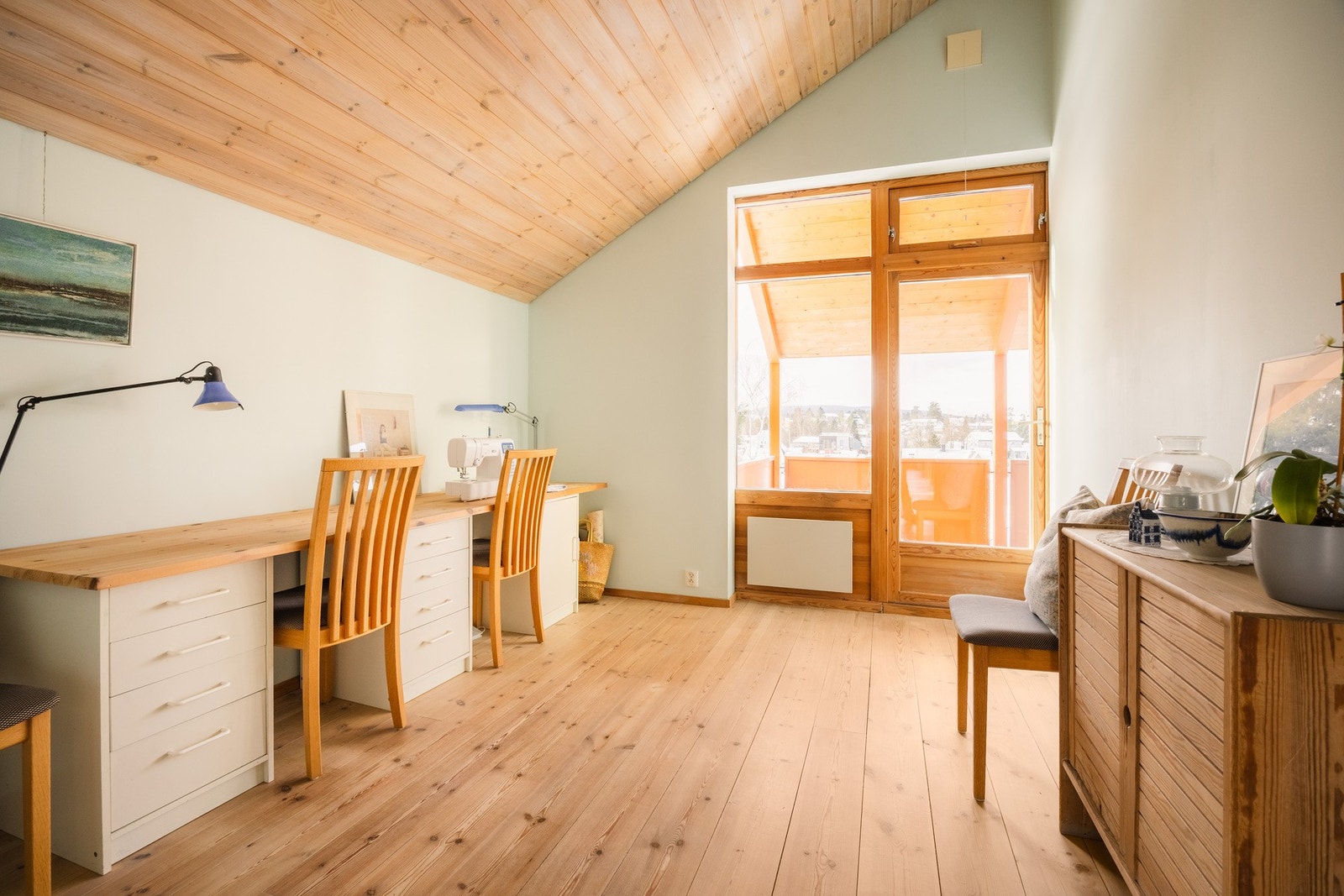 Også dette rommet har ekstra god takhøyde og utgang til balkongen. Rommet er originalt meldt som kontor. Galleribilde