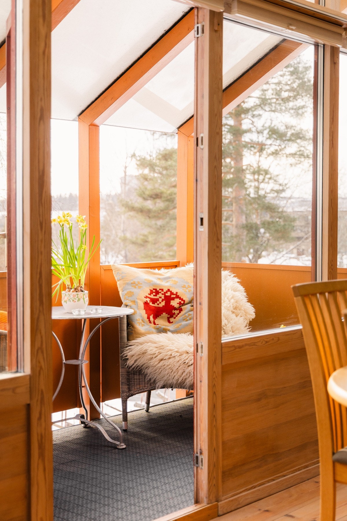 Balkongene er bygget i impregnert furu med søyler i limtre av impregnert furu. Galleribilde