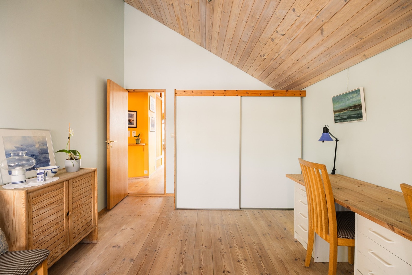 Her er det plass til både arbeidsstasjon og oppbevaring, noe som gir mange bruksmuligheter. Galleribilde