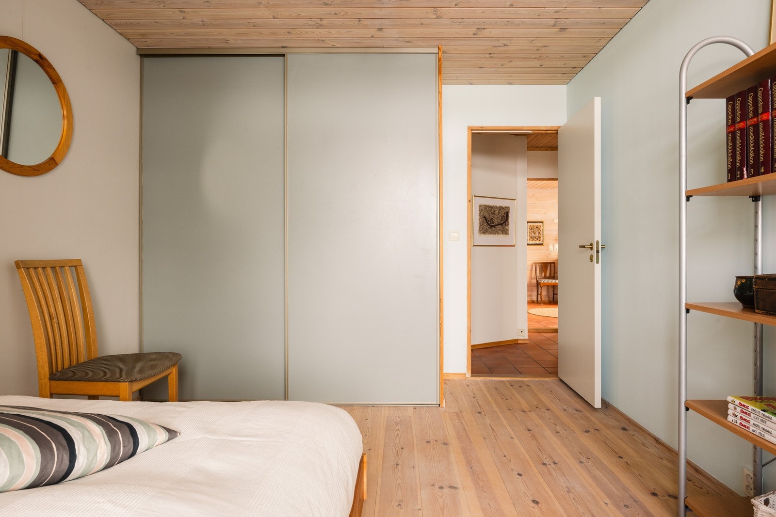 Også her brukes naturmaterialer, med gulv og tak av furu, og malte gipsflater på veggene. Det er i all hovedsak benyttet maling med lav avgassing. Galleribilde