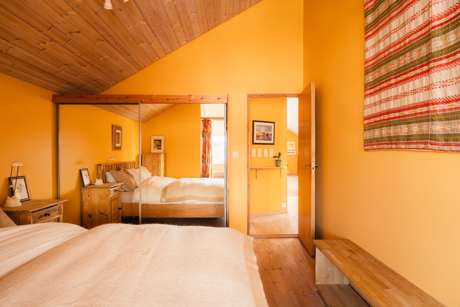 Rommet har godt med lagringsplass i garderobe med speildører. Galleribilde