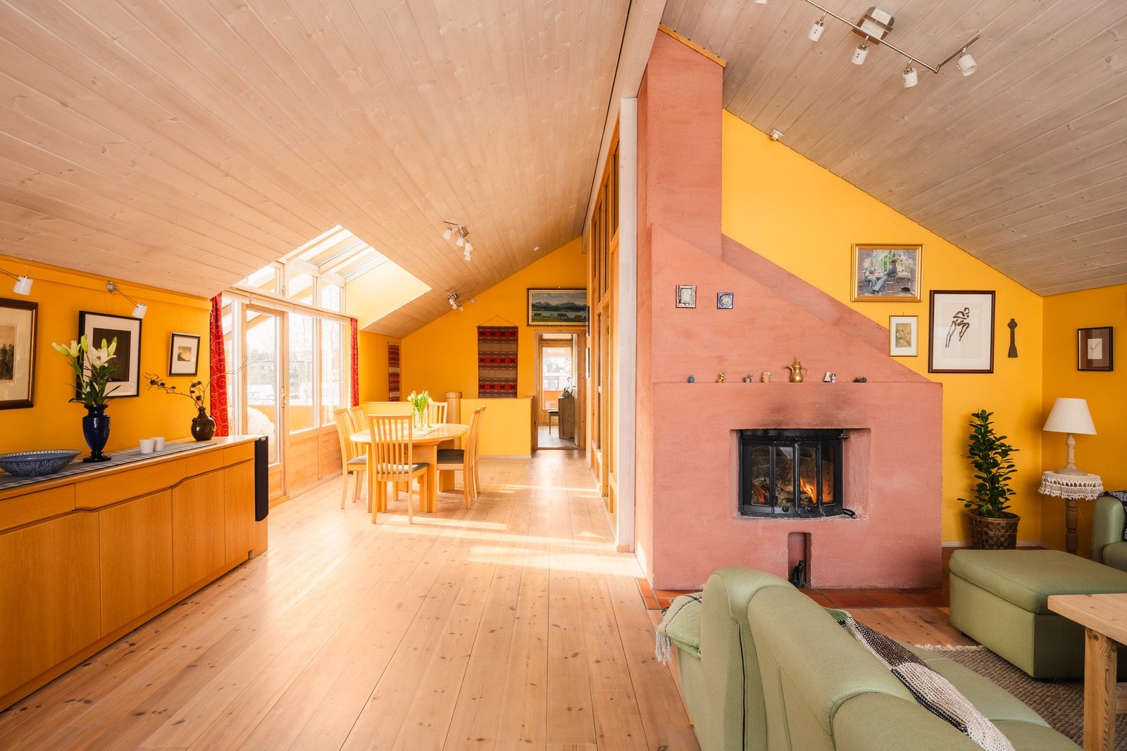 Lunt peisovn i stuen som gir ekstra varme og stemning på kjølige dager. Perfekt for å skape en lun og hyggelig atmosfære gjennom hele året. Galleribilde