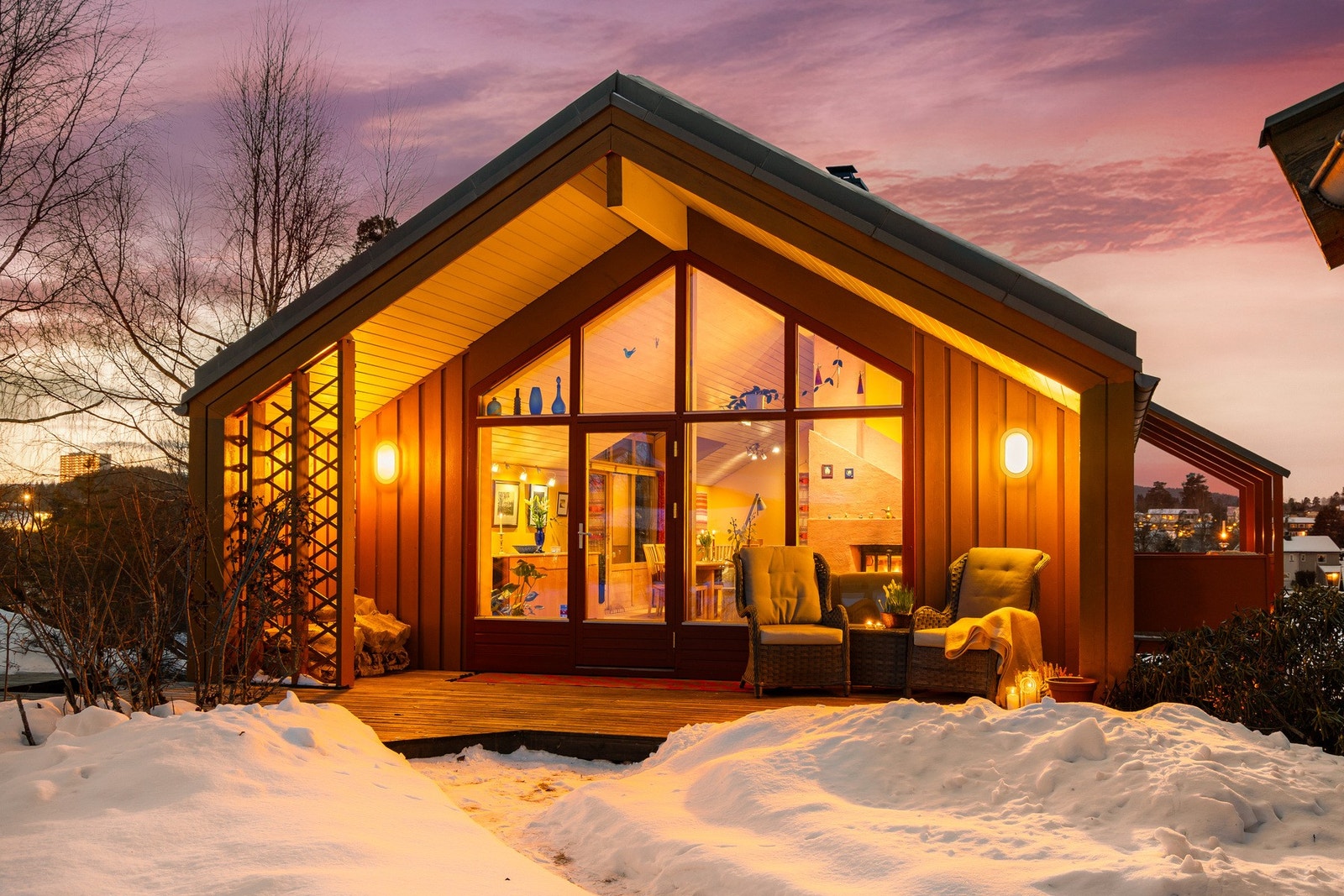 Stemningsfullt eksteriørbilde som fremhever boligens karakter og de store vindusflatene på en flott måte. Dette er en bolig med personlighet, varme og et uttrykk som skiller seg ut. Galleribilde