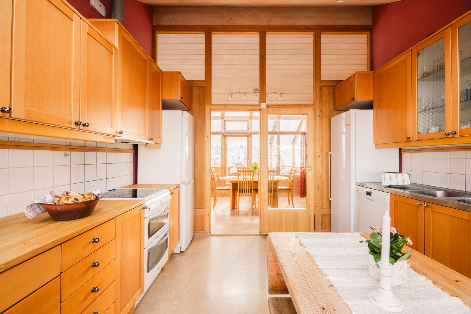 Gjennomgående løsning og glassflater mellom spisestue og kjøkkenet for maksimal utnyttelse av naturlig lys. Galleribilde