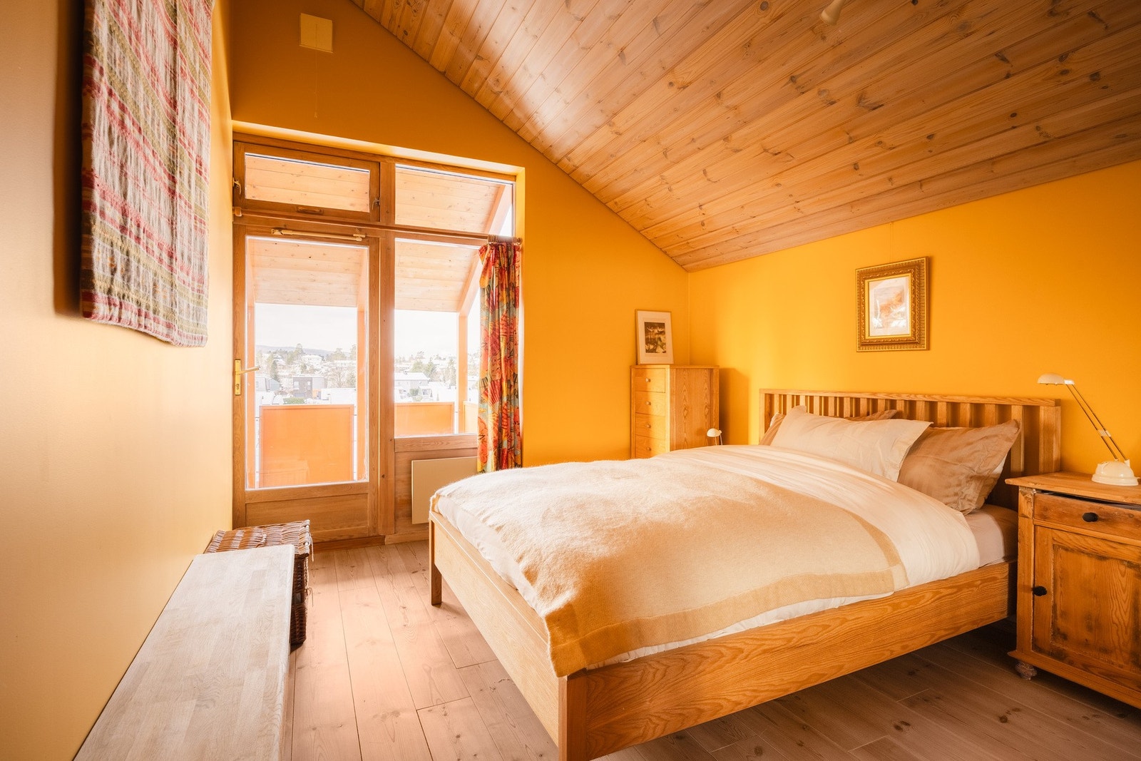 Hovedsoverommet har et romslig uttrykk og god plass til møblering. Rommet ligger fint til i hovedetasjen og passer godt som en rolig og komfortabel privat sone. Galleribilde