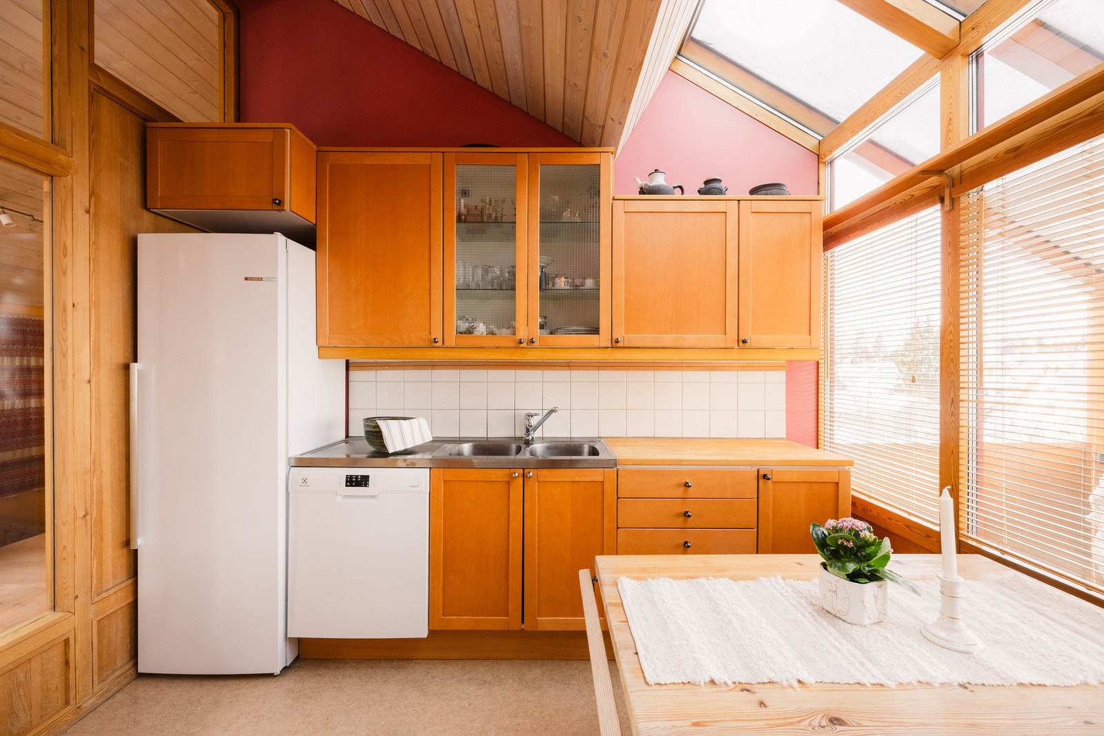 Kjøkkeninnredningen byr på gode arbeidsflater, oppbevaring og en fin romfølelse. Store vinduer og gjennomført materialbruk gjør dette til et lyst og trivelig kjøkken. Galleribilde