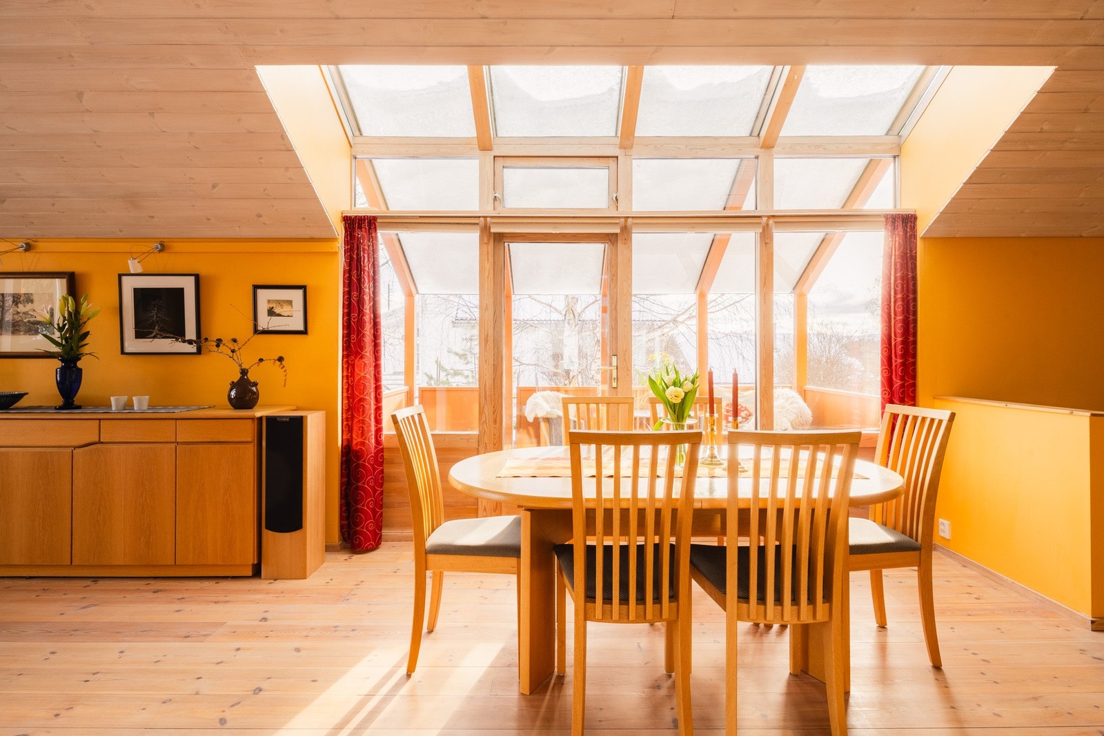 Lys spiseplass i tilknytning til stuen med flott utsyn mot hage og uteområder. Den åpne løsningen gjør rommet naturlig samlende og gir gode møbleringsmuligheter. Galleribilde