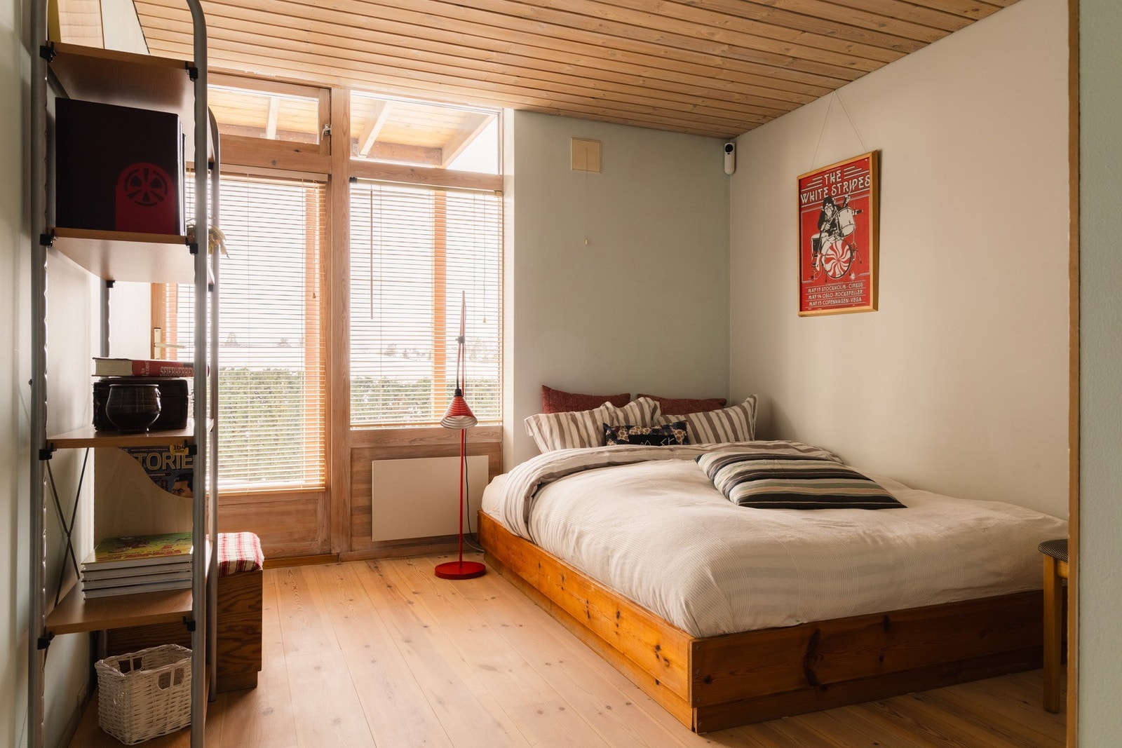 Soverom i underetasjen med store vindusflater og direkte utgang til terrasse. Dette gir rommet et lyst og luftig preg, samtidig som du får enkel tilgang til en skjermet uteplass. Galleribilde