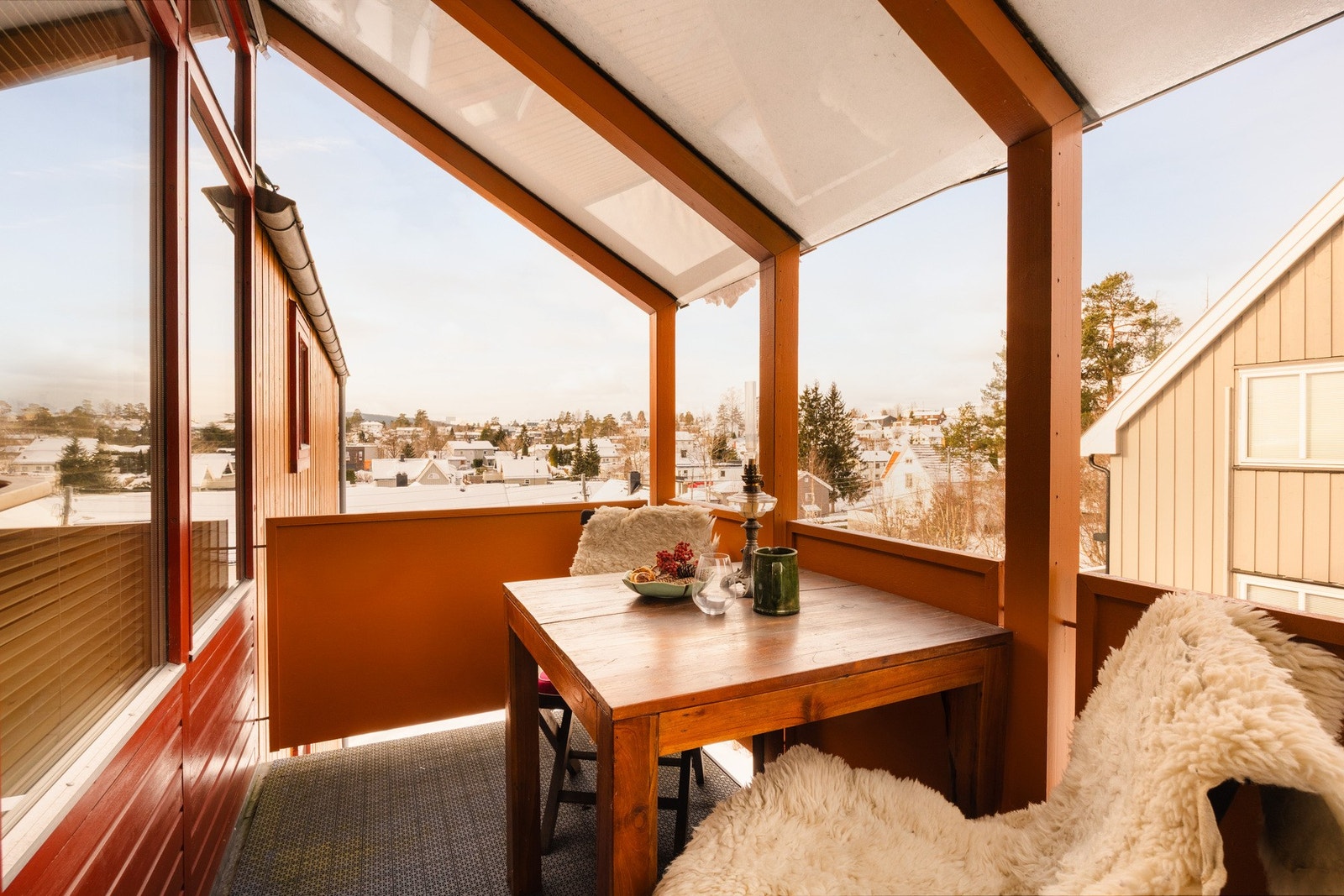 Overbygd (glass) balkong med plass til spisegruppe - en herlig forlengelse av oppholdsrommene. Her kan du nyte måltider ute, i le for vær og vind, med flott utsyn. Galleribilde