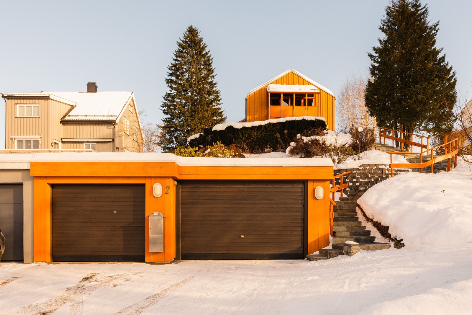 Boligen har også to garasjer hvor det er lagt inn strøm. Galleribilde