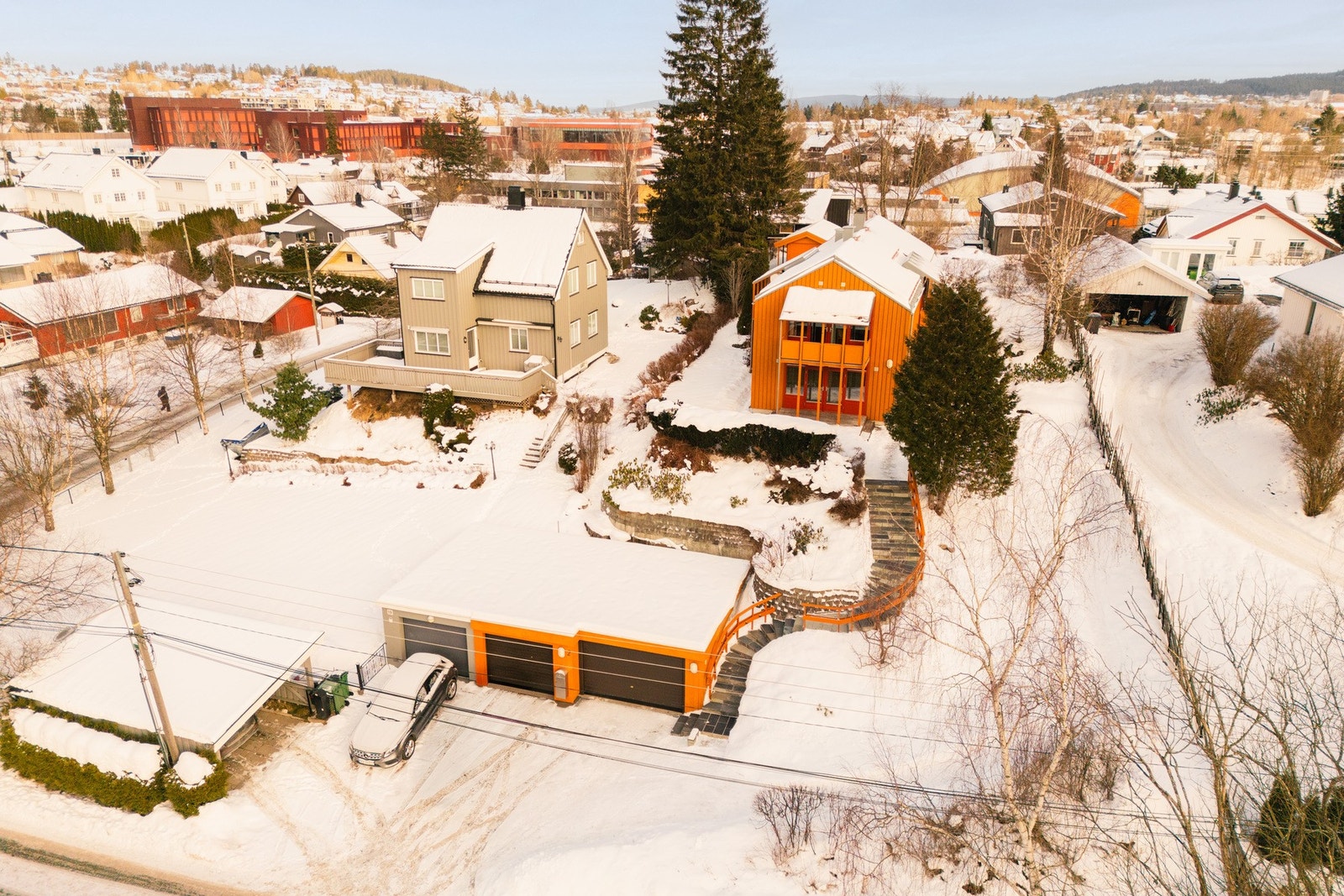 Siden steintrappen med tineanlegg gir fin adkomst, har selger ikke pleid å måke veien opp til huset om vinteren. Det er plass til parkering ved huset. Foto: Fredrik Hansson Galleribilde