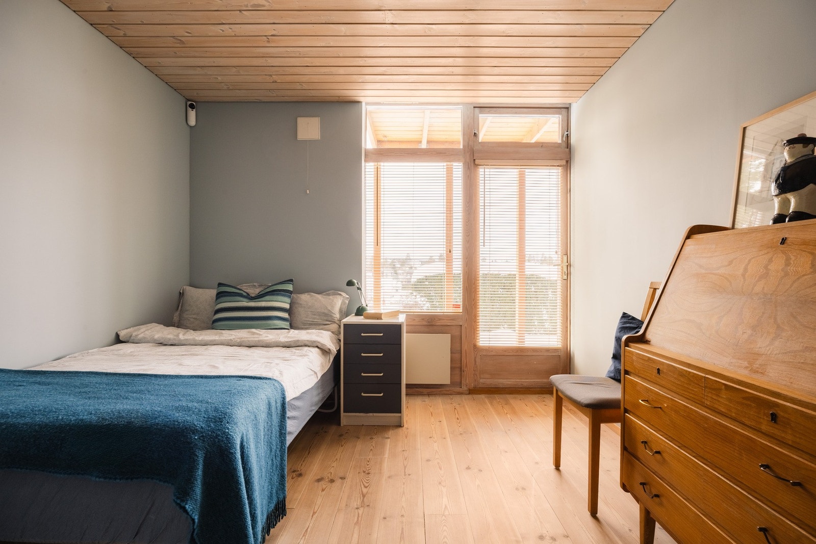 Boligens fjerde soverom har samme materialvalg, og passer utmerket til barnerom. Galleribilde