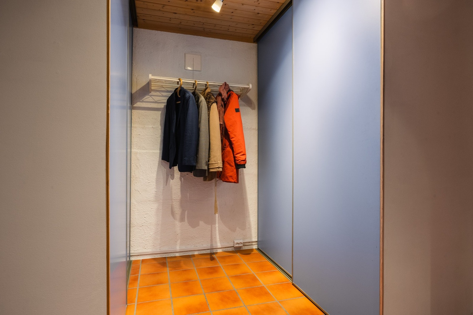 Garderoberom/walk-in ved hallen med god plass til yttertøy, sko og oppbevaring. En smart løsning som gir orden i hverdagen og god flyt i inngangssonen. Galleribilde