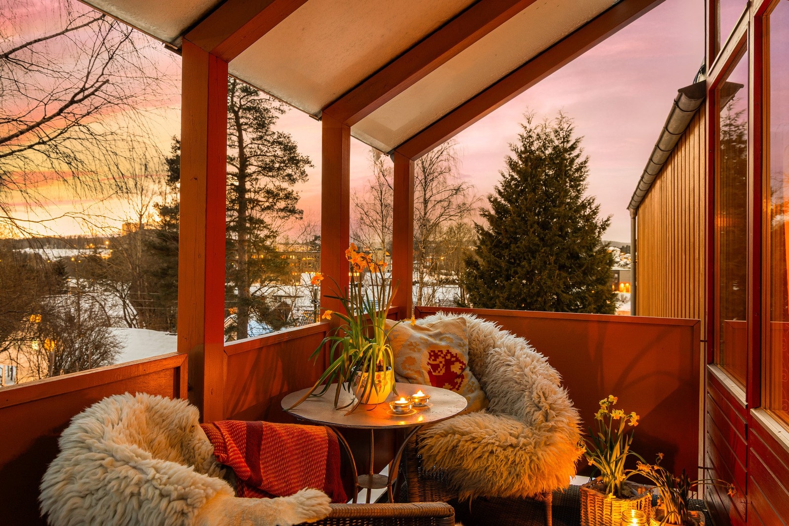 Boligen ligger ved toppen av en kolle med utsikt fra balkongene med begrenset innsyn. Har kan en nyte morgenkaffen i solen. Galleribilde